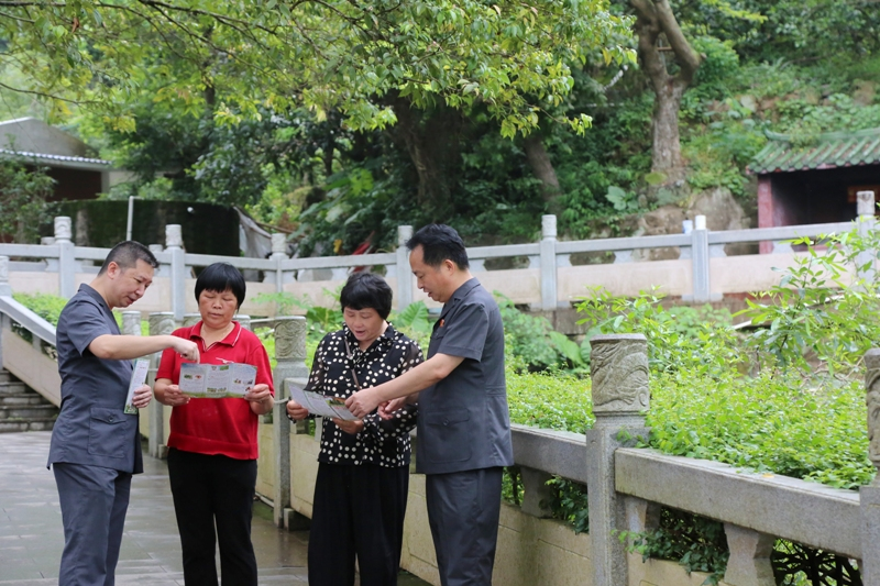 法官为村民发放森林防火宣传手册 曾中鋆摄.JPG