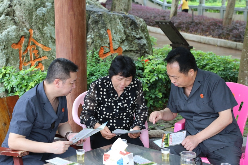 法官为村民讲解森林防火的法律法规 曾中鋆摄.JPG