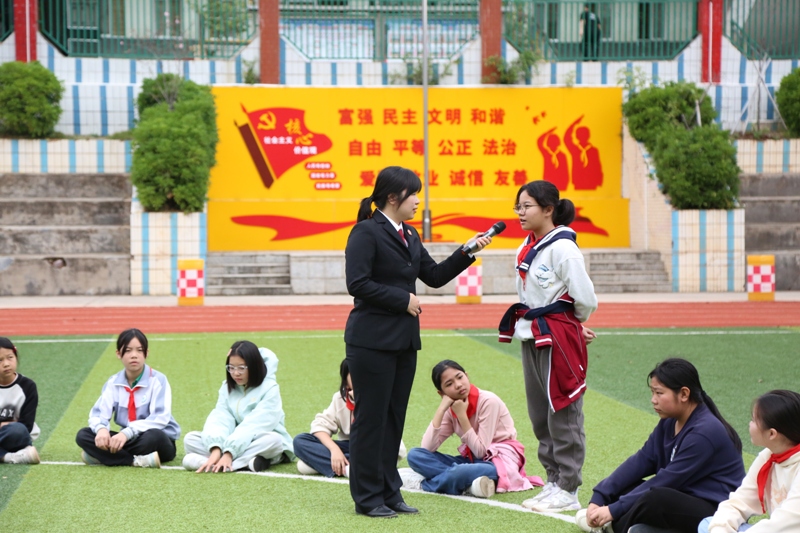 3月2日，梅县区法院法官以“法治副校长”身份走进南口镇中心小学，为学生开讲“开学第一课”2（曾中鋆摄）.JPG