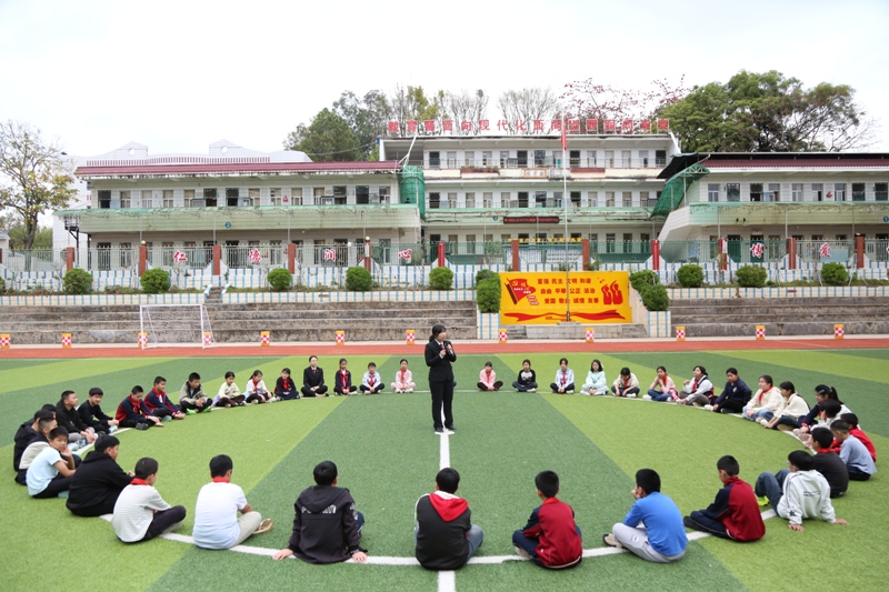 3月2日，梅县区法院法官以“法治副校长”身份走进南口镇中心小学，为学生开讲“开学第一课”1（曾中鋆摄）.JPG