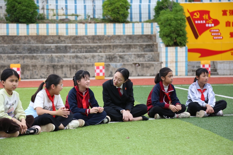 3月2日，梅县区法院法官以“法治副校长”身份走进南口镇中心小学，为学生开讲“开学第一课”3（曾中鋆摄）.JPG